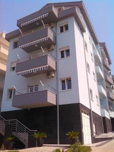 - un bâtiment avec des balcons sur le côté dans l'établissement Apartments Becici, à Budva