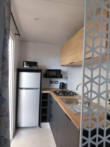 Η κουζίνα ή μικρή κουζίνα στο Mobile home camping 5 étoiles 6 personnes