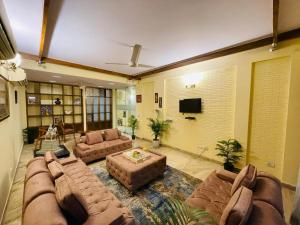 duży salon z kanapami i telewizorem z płaskim ekranem w obiekcie Fortune Home Service Apartment 4Bhk,D-36, Saket w Nowym Delhi