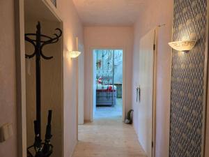 a hallway with a room with a door and a hallwayngthngthngthngthngth at Doppelzimmer Seeperle _ FH Odin in Großräschen