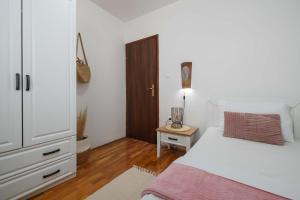 Postel nebo postele na pokoji v ubytování Apartment Marina Kornić