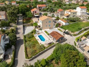 Bazén v ubytování Apartment Marina Kornić nebo v jeho okolí