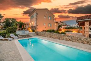 Bazén v ubytování Apartment Marina Kornić nebo v jeho okolí