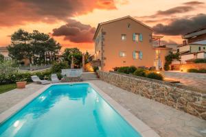 Bazén v ubytování Apartment Marina Kornić nebo v jeho okolí
