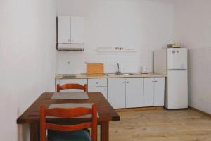 Kuchyň nebo kuchyňský kout v ubytování Nona's Rooms