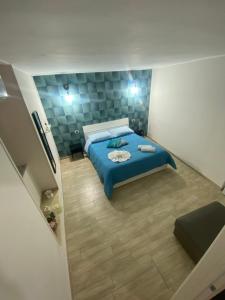 a small bedroom with a blue bed in a room at La Petite Maison in Naples