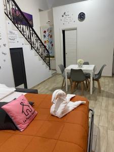 a room with a table and a bed with towels on it at La Petite Maison in Naples