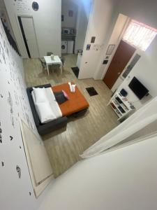 an overhead view of a living room with a couch at La Petite Maison in Naples