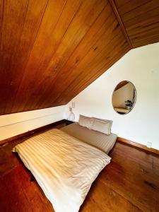 Postel nebo postele na pokoji v ubytování Umee Stayin Đà Lạt
