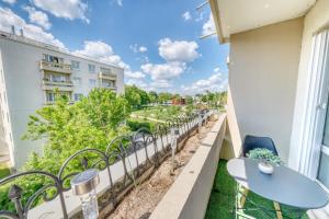 - Balcón con mesa azul y sillas en Le petit nid Rémois, en Reims