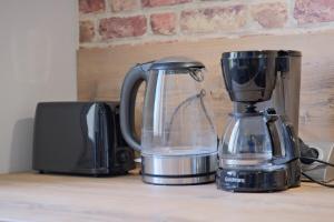 Una batidora y una tostadora sobre la encimera en Le petit nid Rémois, en Reims