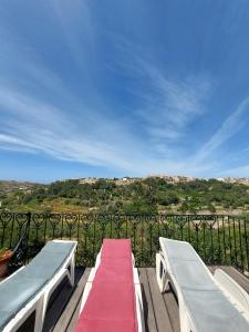 Vista generica sulle montagne o vista sulle montagne dall'interno del bed & breakfast