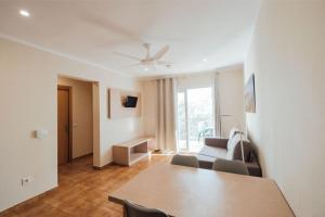 Μια τηλεόραση ή/και κέντρο ψυχαγωγίας στο Apartamentos Blancala