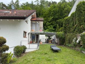 a small white house with a bench in the yard at Casa Braun in Bodman-Ludwigshafen