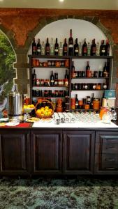 una cocina con una barra con muchas botellas de vino en RAMIS Hotel & Outdoor Sports Center, en Përmet