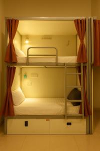 Postel nebo postele na pokoji v ubytování The Metrostay at New Delhi Railway station