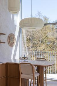 Μπαλκόνι ή βεράντα στο Japandi style luxury penthouse