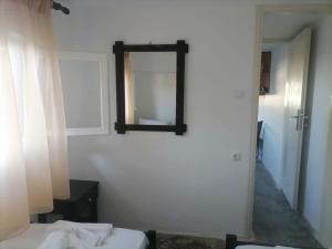 a bedroom with a bed and a mirror on the wall at Γκαρσονιέρα δίπλα στην θάλασσα κ θέα στο λιμανι in Évdhilos