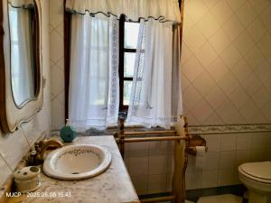 Un baño con lavabo y ventana. en O Chanto, en Cedeira