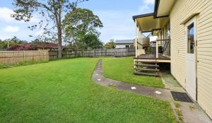 ein Hof eines Hauses mit einem Zaun in der Unterkunft Cozy Queen Room Walk To Museum & Marketplace - Bedroom4 in Yatala + 25 Fotos
