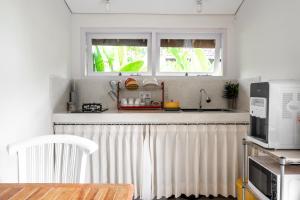 Moon & Honey villa في أوبود: مطبخ مع حوض وميكروويف +104 صور