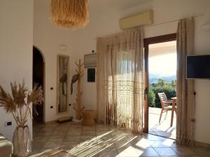 Μια τηλεόραση ή/και κέντρο ψυχαγωγίας στο Villa Allegria, romantic luxury 300m from the beach, heated pool, firepit and sauna