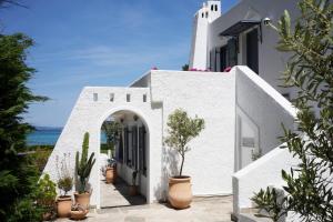 Afbeelding uit fotogalerij van Azure Bianca Beach Villa in Diaporos +66 foto's