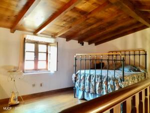 Un dormitorio con una cama en una habitación con ventana. en O Chanto, en Cedeira