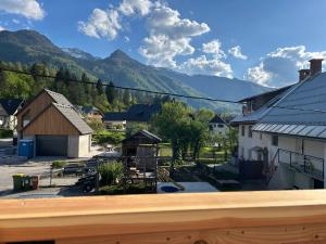 Una vista de una ciudad con montañas al fondo. en Apartma Vrbnjak, en Bohinj