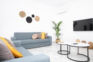 ein Wohnzimmer mit Sofa und Tisch in der Unterkunft ChrisAri House in Zipárion