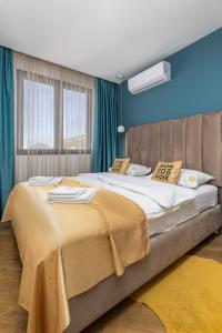 バールにあるXIO Apartmentsのベッドルーム1室(大型ベッド1台、黄色い毛布付) +76枚の写真