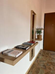ein Regal mit Büchern auf einer Wand in der Unterkunft Sweet Home in Amarinthos