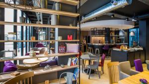 a restaurant with tables and chairs and a bar at Campanile Rennes Centre - Gare in Rennes