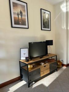 TV a/nebo společenská místnost v ubytování Maison cosy au centre historique de Bayeux + 19 fotografií