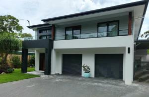 una casa con due porte del garage davanti di Maroochydore Delight a Maroochydore