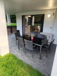 un patio con tavolo e sedie su un patio di Maroochydore Delight a Maroochydore Altre 3 foto