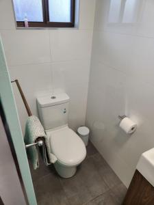 un piccolo bagno con servizi igienici e finestra di Maroochydore Delight a Maroochydore