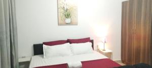 Postel nebo postele na pokoji v ubytování Koi Serenity Homes