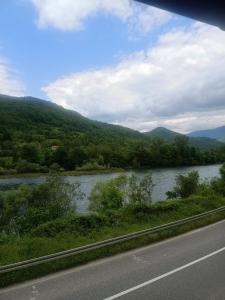 vista su un fiume dall'autostrada di Drina-Krivi Vir a Bajina Bašta