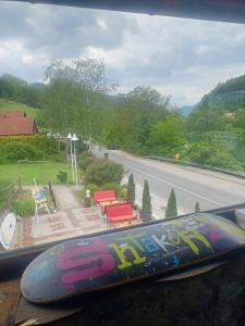 una tavola da surf appoggiata su una sporgenza accanto a una strada di Drina-Krivi Vir a Bajina Bašta