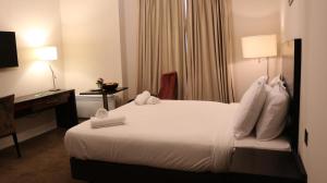 Postel nebo postele na pokoji v ubytování Green Ariana Hotel - near Wembley and central London