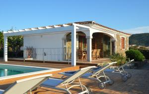 Πισίνα στο ή κοντά στο Villa Allegria, romantic luxury 300m from the beach, heated pool, firepit and sauna