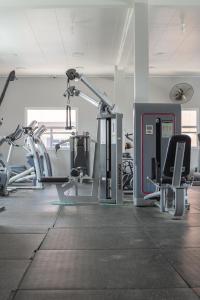 Fitness centrum a/nebo fitness zařízení v ubytování MANOU HOTEL + 6 fotografií
