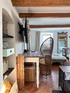 a room with a desk with a chair and a bed at Golfo Paradiso Home in Sori