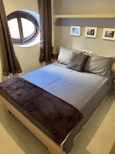 Ένα ή περισσότερα κρεβάτια σε δωμάτιο στο Ewa Apt - 3-Bed near Sliema - St Julians Seafront