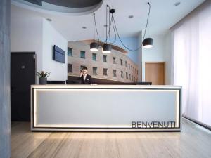 recepcja w biurze z napisem w obiekcie Mercure Roma Piazza Bologna w Rzymie