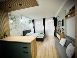 包姚Sugo Studio Apartman的带桌子和沙发的客厅