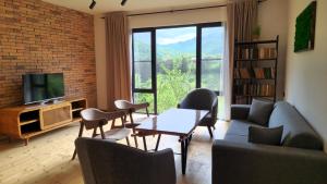 TV a/nebo společenská místnost v ubytování Nazani,apartment with 4 bedrooms,whole apartment,жильё целиком