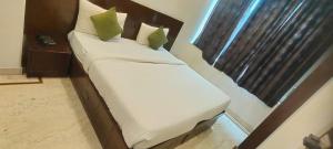 Postel nebo postele na pokoji v ubytování Hotel Royal Plaza Tark Delhi