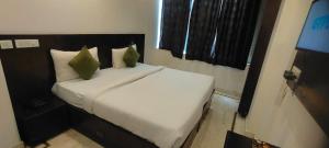 Postel nebo postele na pokoji v ubytování Hotel Royal Plaza Tark Delhi